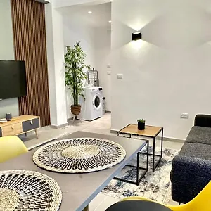 Cool One-bedroom Limeapartment With Balcony In דירה חיפה