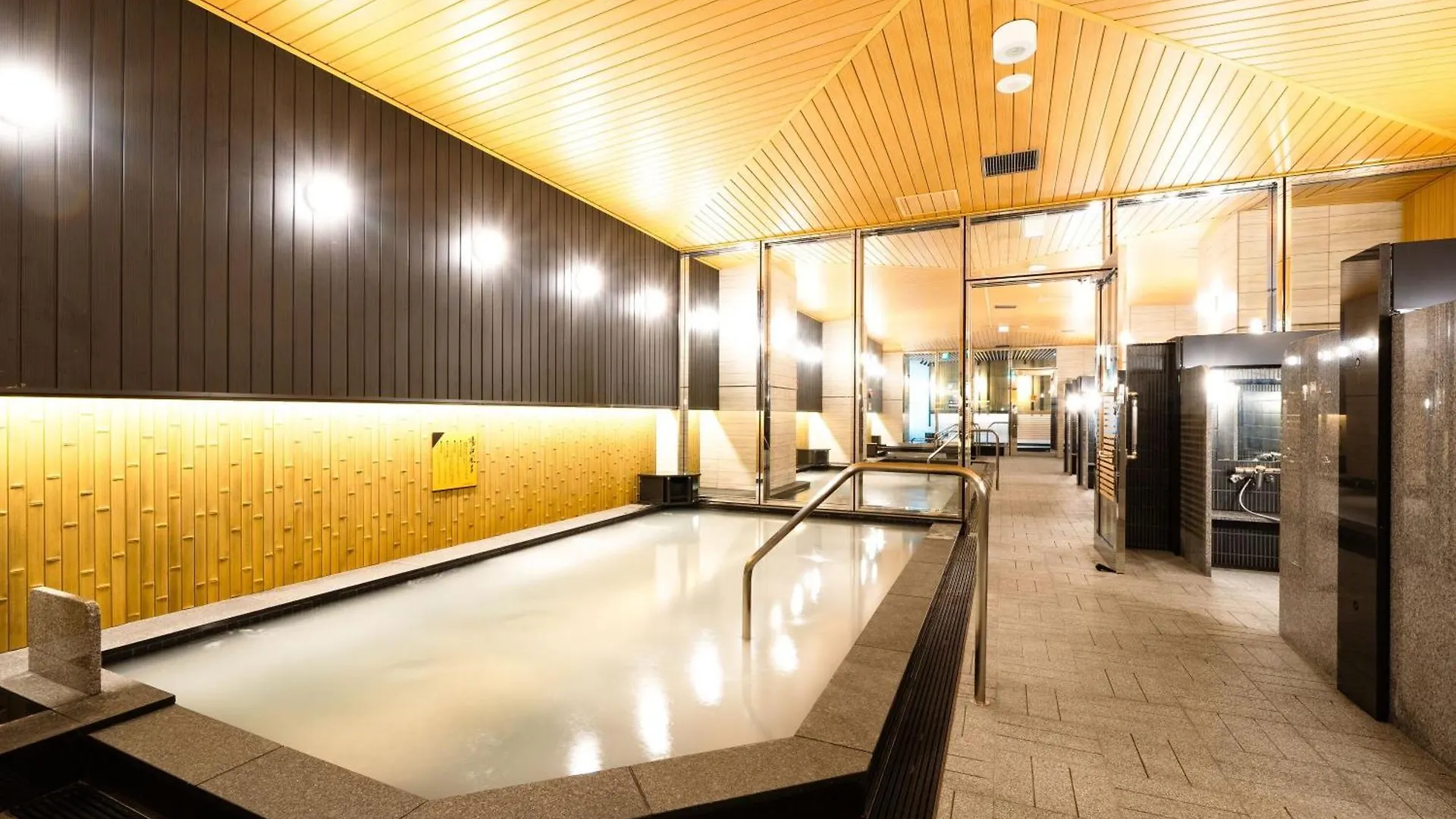 Apa Hotel & Resort Osaka Namba Ekimae Tower 3*,  יפן